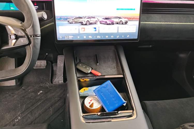 Used Lynk & Co 10 EM-P 2025 Model 240 All-Wheel Drive Ultra—Sport Edition Gear Lever