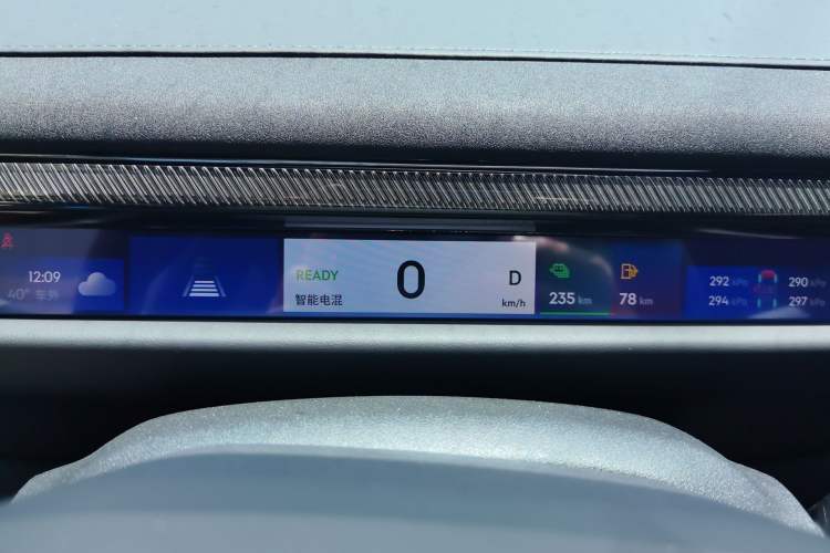 Used Lynk & Co 10 EM-P 2025 Facelifted Model 240 All-Wheel Drive Ultra Instrument Cluster