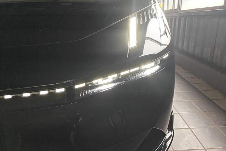 Used Lynk & Co 10 EM-P 2025 Model 240 All-Wheel Drive Ultra—Sport Edition Left Front Headlight