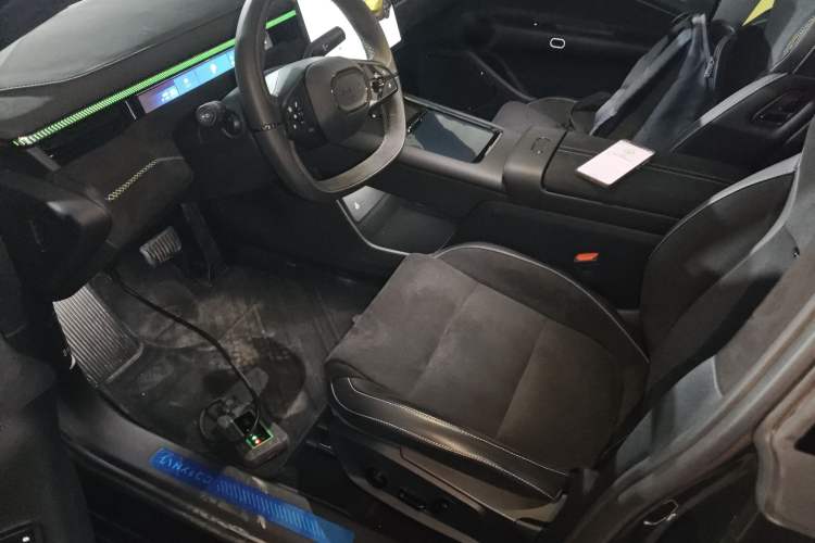 Used Lynk & Co 10 EM-P 2025 Model 240 All-Wheel Drive Ultra—Sport Edition Left Front Seat