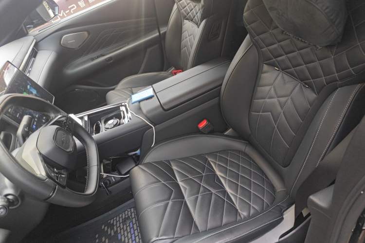Used Lynk & Co 10 EM-P 2025 Model 240 Four-Wheel Drive Ultra Left Front Seat