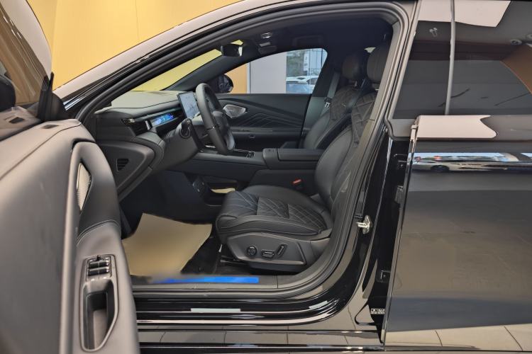 Used Lynk & Co 10 EM-P 2025 Model 240 Four-Wheel Drive Ultra Left Front Seat