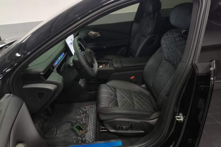 Used Lynk & Co 10 EM-P 2025 Facelifted Model 240 All-Wheel Drive Ultra Left Front Seat