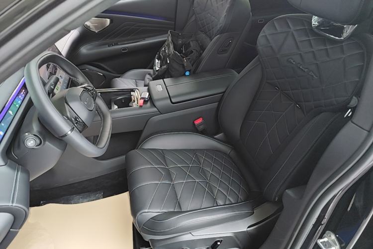 Used Lynk & Co 10 EM-P 2025 Model 240 Four-Wheel Drive Ultra Left Front Seat