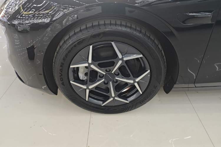 Used Lynk & Co 10 EM-P 2025 Facelifted Model 240 All-Wheel Drive Ultra Left Front Wheel Hub