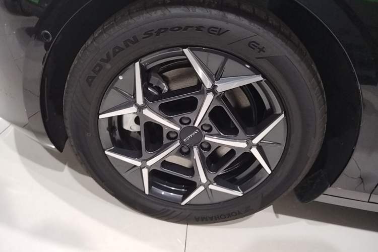 Used Lynk & Co 10 EM-P 2025 Facelifted Model 240 All-Wheel Drive Ultra Left Front Wheel Hub