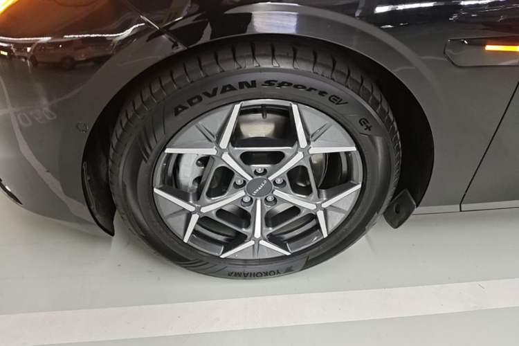 Used Lynk & Co 10 EM-P 2025 Model 120 Four-Wheel Drive Ultra Left Front Wheel Hub