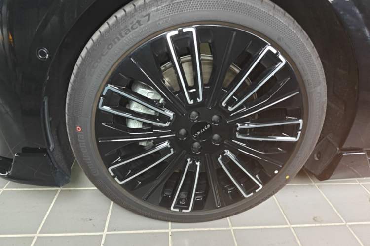 Used Lynk & Co 10 EM-P 2025 Model 240 All-Wheel Drive Ultra—Sport Edition Left Front Wheel Hub