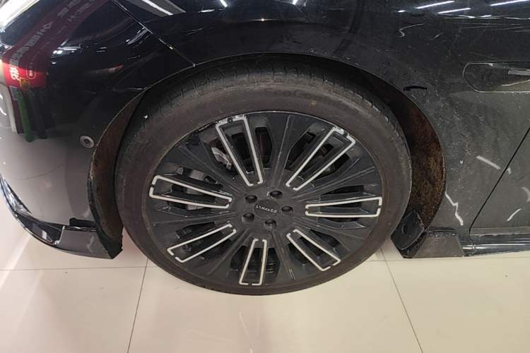 Used Lynk & Co 10 EM-P 2025 Facelifted Model 120 All-Wheel Drive Ultra Left Front Wheel Hub