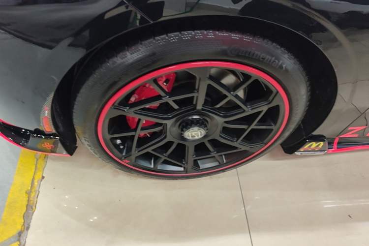 Used Lynk & Co 10 EM-P 2025 Model 240 All-Wheel Drive Ultra—Sport Edition Left Front Wheel Hub