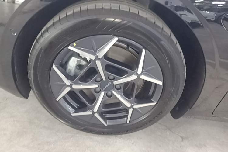 Used Lynk & Co 10 EM-P 2025 Facelifted Model 120 All-Wheel Drive Ultra Left Front Wheel Hub