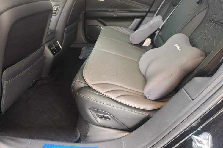 Used Lynk & Co 10 EM-P 2025 Model 120 Four-Wheel Drive Ultra Left Rear Seat