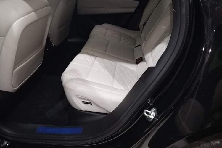 Used Lynk & Co 10 EM-P 2025 Facelifted Model 240 All-Wheel Drive Ultra Left Rear Seat