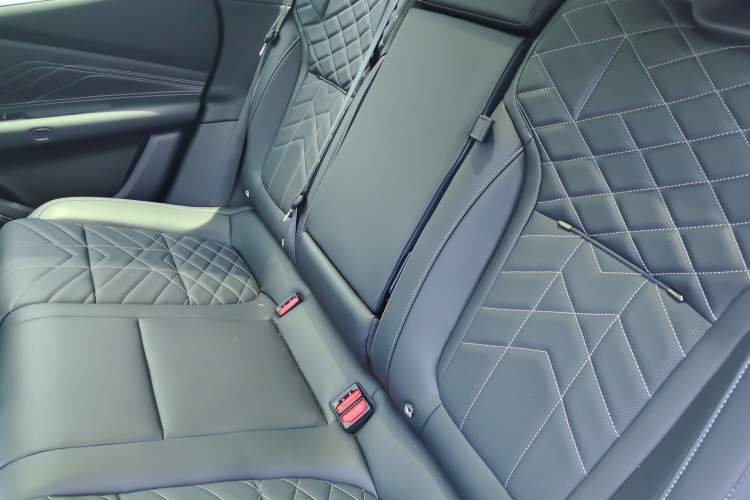 Used Lynk & Co 10 EM-P 2025 Facelifted Model 240 All-Wheel Drive Ultra Left Rear Seat