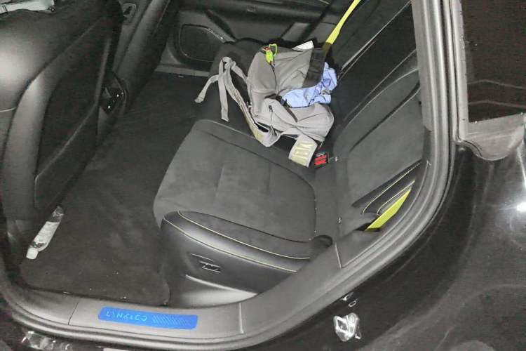 Used Lynk & Co 10 EM-P 2025 Model 240 All-Wheel Drive Ultra—Sport Edition Left Rear Seat