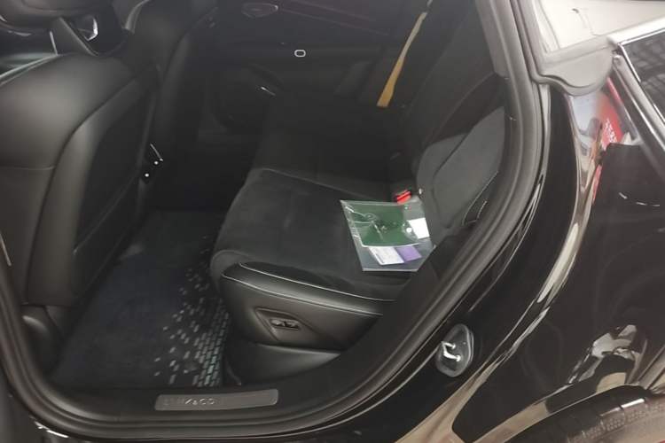 Used Lynk & Co 10 EM-P 2025 Model 240 All-Wheel Drive Ultra—Sport Edition Left Rear Seat