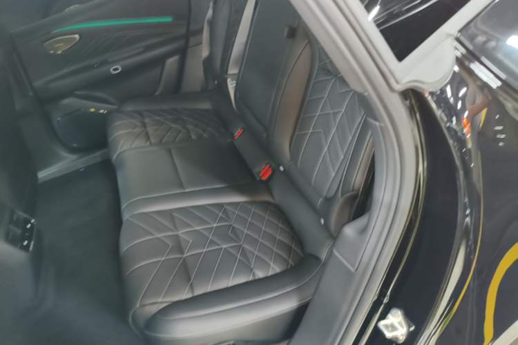 Used Lynk & Co 10 EM-P 2025 Model 120 Four-Wheel Drive Ultra Left Rear Seat