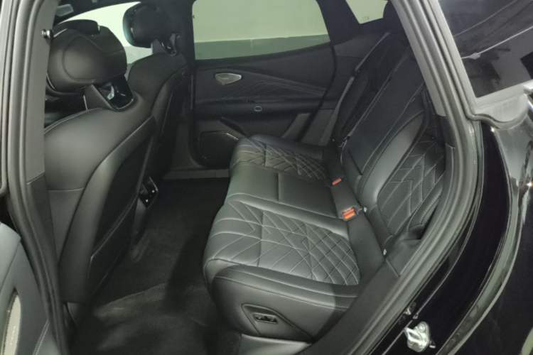 Used Lynk & Co 10 EM-P 2025 Facelifted Model 240 All-Wheel Drive Ultra Left Rear Seat