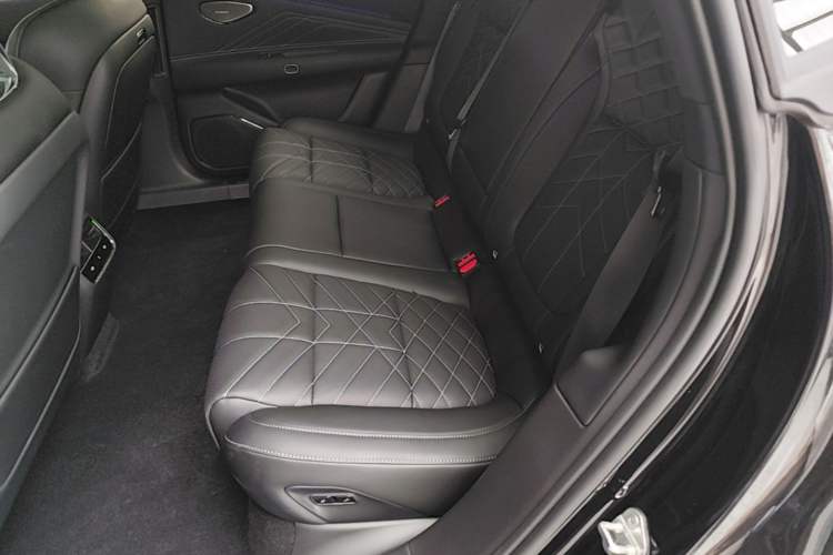 Used Lynk & Co 10 EM-P 2025 Model 240 Four-Wheel Drive Ultra Left Rear Seat
