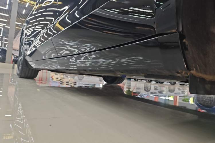 Used Lynk & Co 10 EM-P 2025 Facelifted Model 240 All-Wheel Drive Ultra Left Side Sill