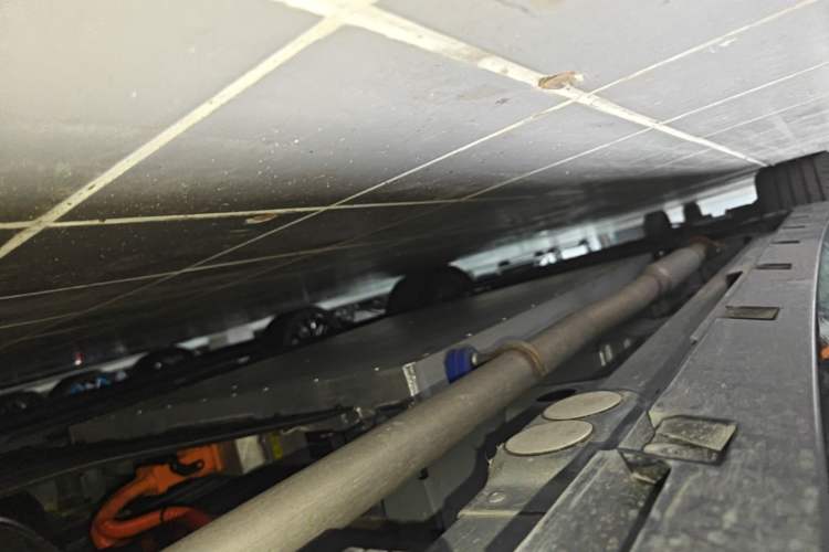 Used Lynk & Co 10 EM-P 2025 Model 240 All-Wheel Drive Ultra—Sport Edition Left Side Sill
