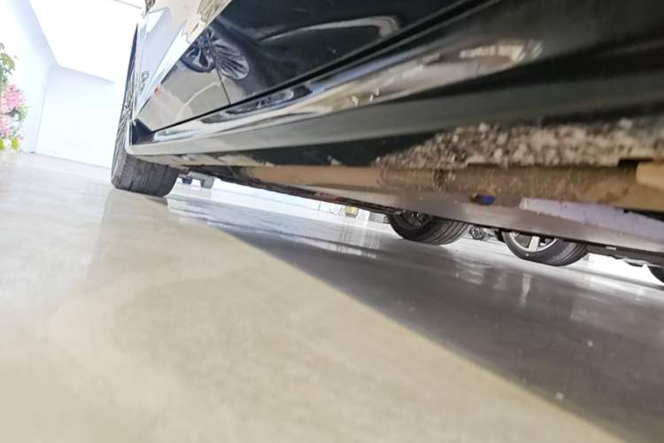 Used Lynk & Co 10 EM-P 2025 Model 240 All-Wheel Drive Ultra—Sport Edition Left Side Sill