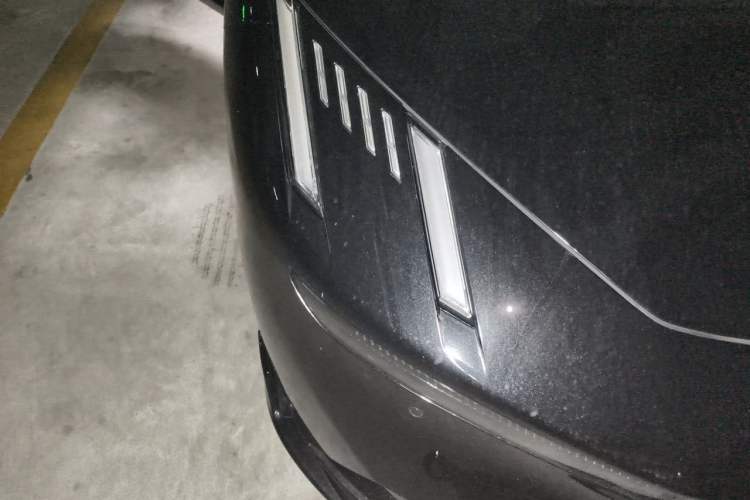 Used Lynk & Co 10 EM-P 2025 Model 240 All-Wheel Drive Ultra—Sport Edition Right Front Headlight