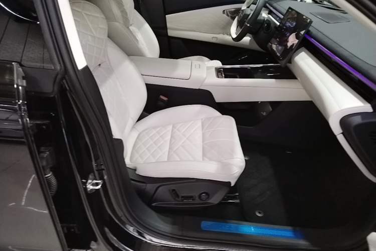 Used Lynk & Co 10 EM-P 2025 Facelifted Model 240 All-Wheel Drive Ultra Right Front Seat