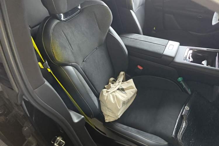 Used Lynk & Co 10 EM-P 2025 Model 240 All-Wheel Drive Ultra—Sport Edition Right Front Seat
