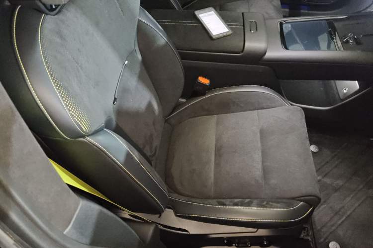 Used Lynk & Co 10 EM-P 2025 Model 240 All-Wheel Drive Ultra—Sport Edition Right Front Seat
