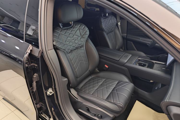 Used Lynk & Co 10 EM-P 2025 Model 240 Four-Wheel Drive Ultra Right Front Seat