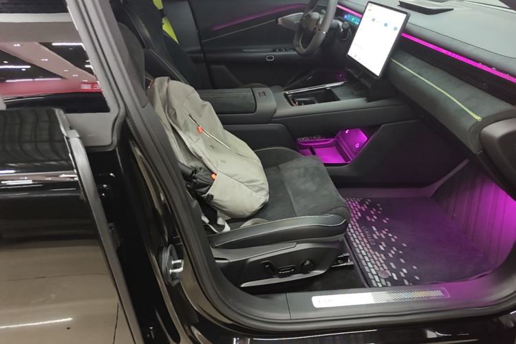 Used Lynk & Co 10 EM-P 2025 Model 240 All-Wheel Drive Ultra—Sport Edition Right Front Seat