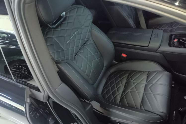 Used Lynk & Co 10 EM-P 2025 Model 120 Four-Wheel Drive Ultra Right Front Seat
