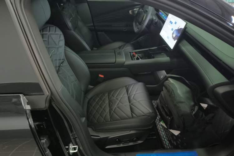 Used Lynk & Co 10 EM-P 2025 Facelifted Model 240 All-Wheel Drive Ultra Right Front Seat