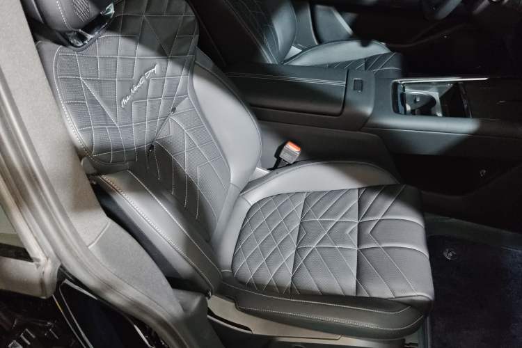Used Lynk & Co 10 EM-P 2025 Model 240 Four-Wheel Drive Ultra Right Front Seat