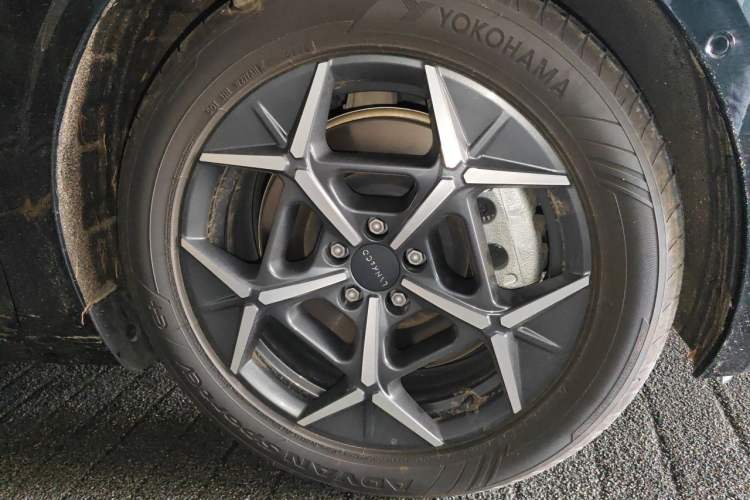 Used Lynk & Co 10 EM-P 2025 Facelifted Model 120 All-Wheel Drive Ultra Right Front Wheel Hub