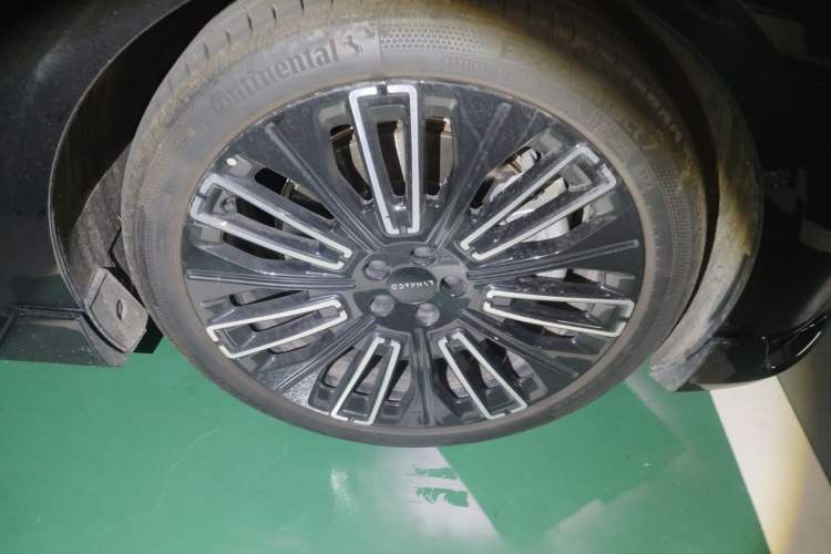 Used Lynk & Co 10 EM-P 2025 Model 240 All-Wheel Drive Ultra—Sport Edition Right Front Wheel Hub