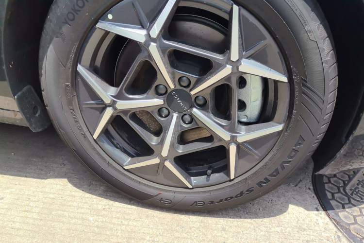 Used Lynk & Co 10 EM-P 2025 Facelifted Model 240 All-Wheel Drive Ultra Right Front Wheel Hub