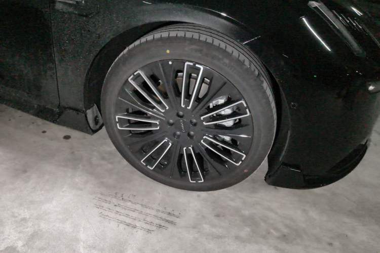 Used Lynk & Co 10 EM-P 2025 Model 240 All-Wheel Drive Ultra—Sport Edition Right Front Wheel Hub