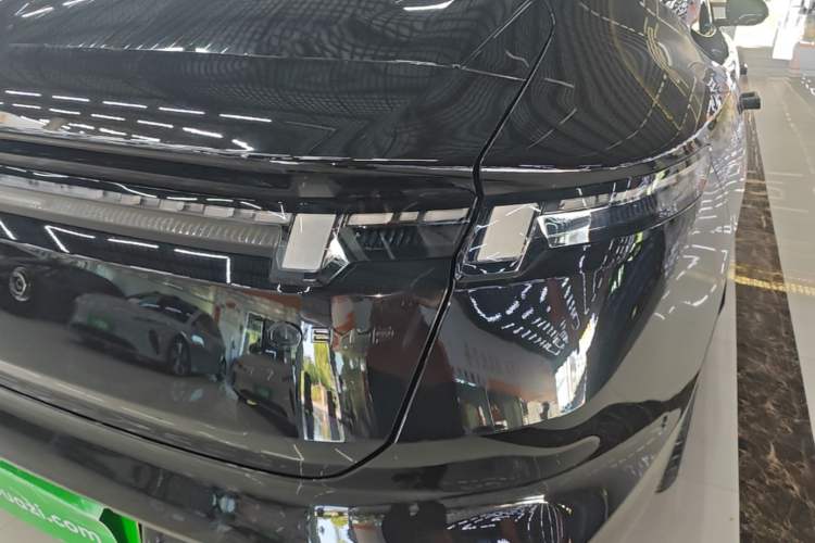 Used Lynk & Co 10 EM-P 2025 Facelifted Model 240 All-Wheel Drive Ultra Right Rear Taillight