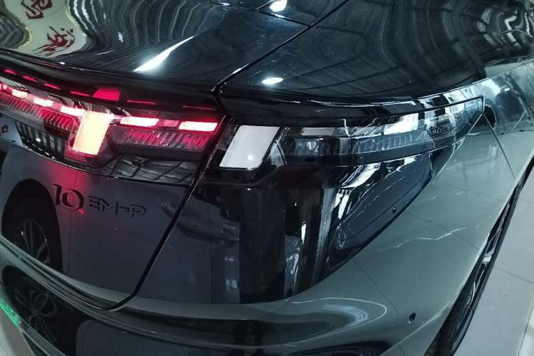 Used Lynk & Co 10 EM-P 2025 Facelifted Model 240 All-Wheel Drive Ultra Right Rear Taillight