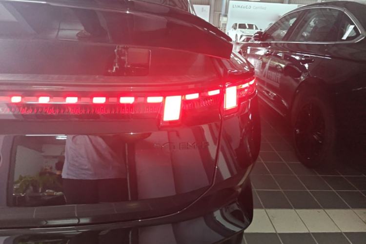 Used Lynk & Co 10 EM-P 2025 Model 240 All-Wheel Drive Ultra—Sport Edition Right Rear Taillight