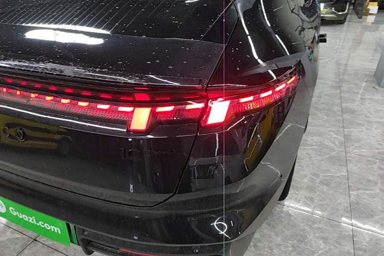 Used Lynk & Co 10 EM-P 2025 Facelifted Model 240 All-Wheel Drive Ultra Right Rear Taillight