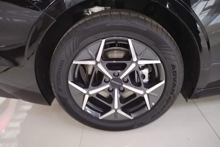 Used Lynk & Co 10 EM-P 2025 Facelifted Model 240 All-Wheel Drive Ultra Right Rear Wheel Hub