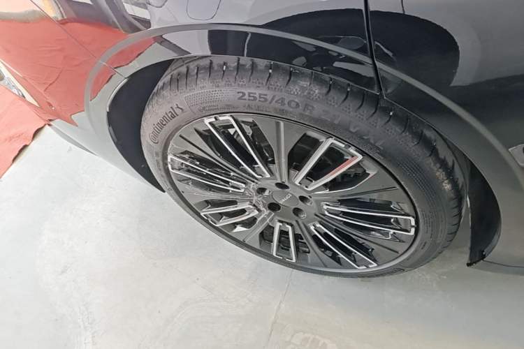 Used Lynk & Co 10 EM-P 2025 Model 240 All-Wheel Drive Ultra—Sport Edition Right Rear Wheel Hub