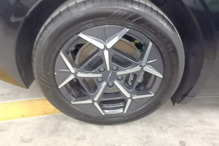 Used Lynk & Co 10 EM-P 2025 Facelifted Model 120 All-Wheel Drive Ultra Right Rear Wheel Hub