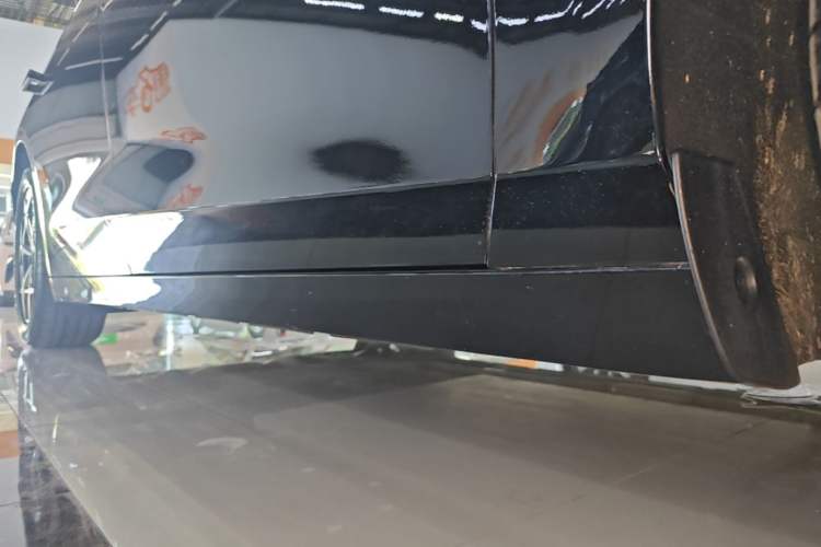 Used Lynk & Co 10 EM-P 2025 Facelifted Model 240 All-Wheel Drive Ultra Right Side Sill
