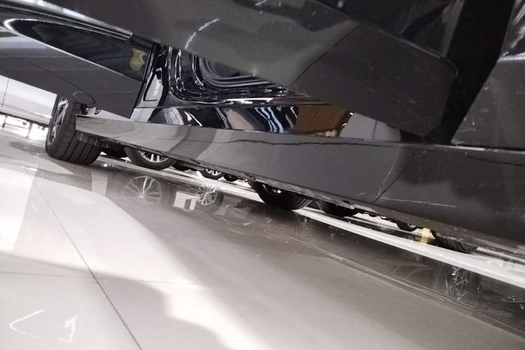 Used Lynk & Co 10 EM-P 2025 Facelifted Model 240 All-Wheel Drive Ultra Right Side Sill