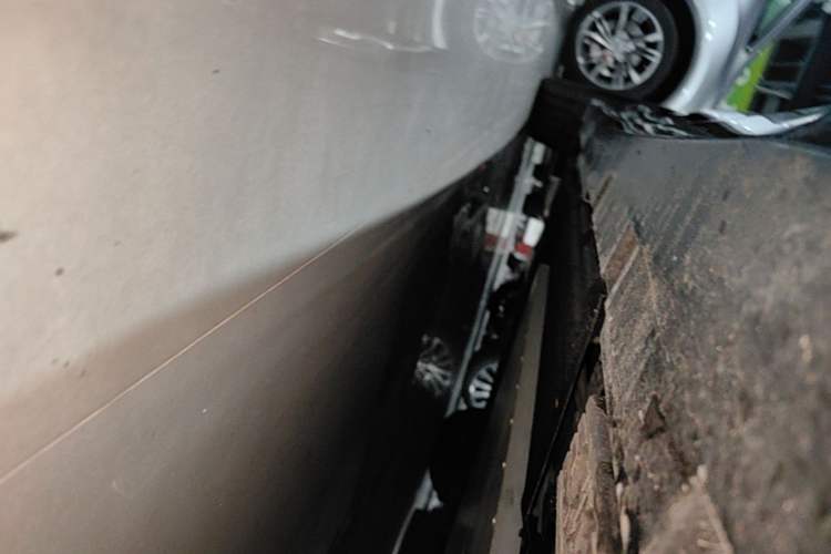 Used Lynk & Co 10 EM-P 2025 Model 240 Four-Wheel Drive Ultra Right Side Sill