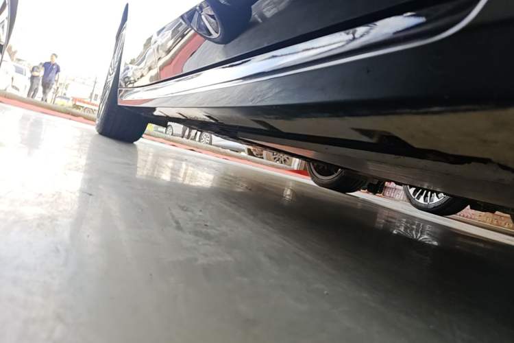Used Lynk & Co 10 EM-P 2025 Model 240 All-Wheel Drive Ultra—Sport Edition Right Side Sill